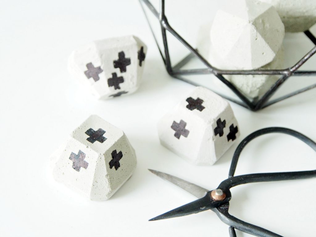 DIY Concrete Paperweights