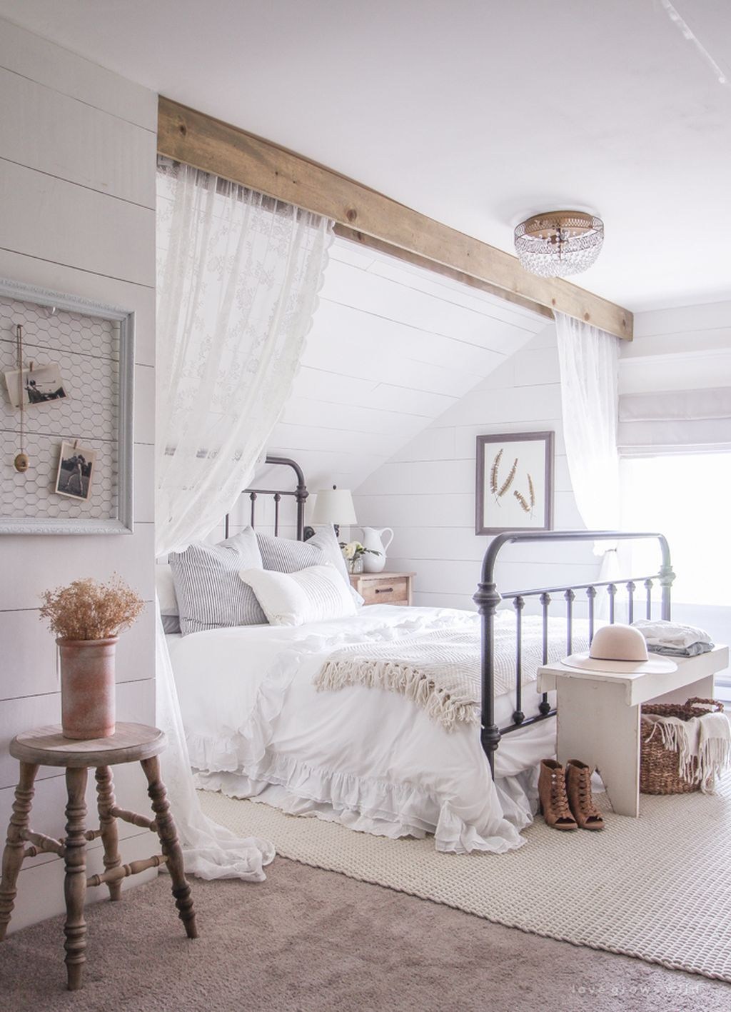 Introduce Delicate Lace and Wall Paintings