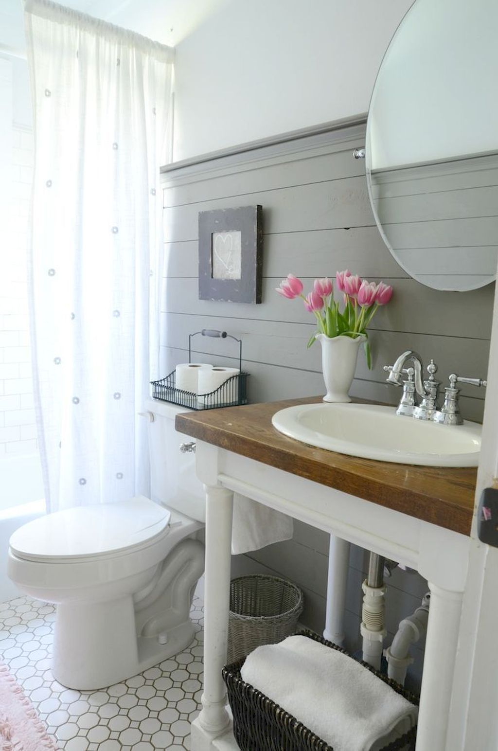 19. Farmhouse Bathroom Decor