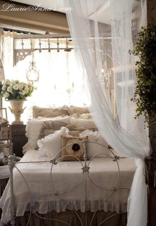 Shabby & Vintage Bedroom Idea